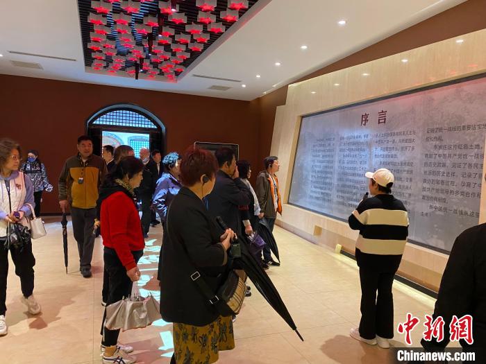 中共中央統(tǒng)戰(zhàn)部舊址里參觀者絡(luò)繹不絕?！±顣詡?攝