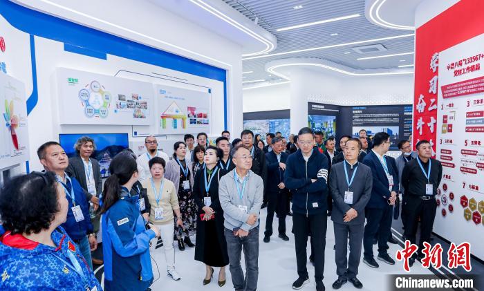 僑商、僑胞們考察金漪湖科創(chuàng)智造平臺重大基礎(chǔ)設(shè)施項目?！≈鬓k方供圖