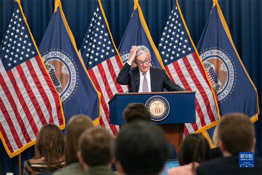 5月3日，美國(guó)聯(lián)邦儲(chǔ)備委員會(huì)主席鮑威爾在華盛頓出席新聞發(fā)布會(huì)。美國(guó)聯(lián)邦儲(chǔ)備委員會(huì)3日結(jié)束為期兩天的貨幣政策會(huì)議，宣布再次將聯(lián)邦基金利率目標(biāo)區(qū)間上調(diào)25個(gè)基點(diǎn)到5%至5.25%之間。新華社記者劉杰攝