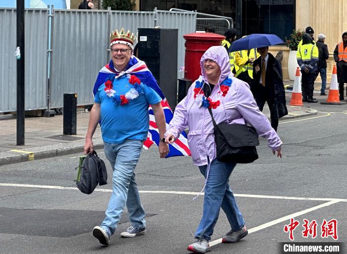 當?shù)貢r間5月6日，英國國王查爾斯三世的加冕儀式舉行。圖為前往觀禮區(qū)的民眾?！W陽開宇 攝