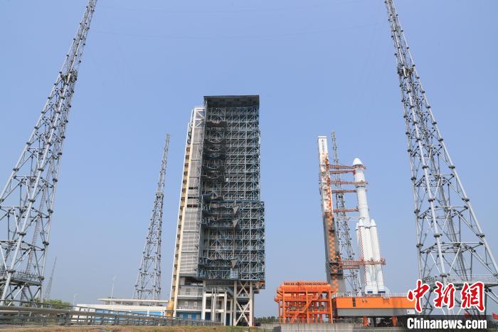 北京時間5月7日，天舟六號貨運飛船與長征七號遙七運載火箭組合體垂直轉(zhuǎn)運至發(fā)射區(qū)?！∏窳④?黃國暢 攝