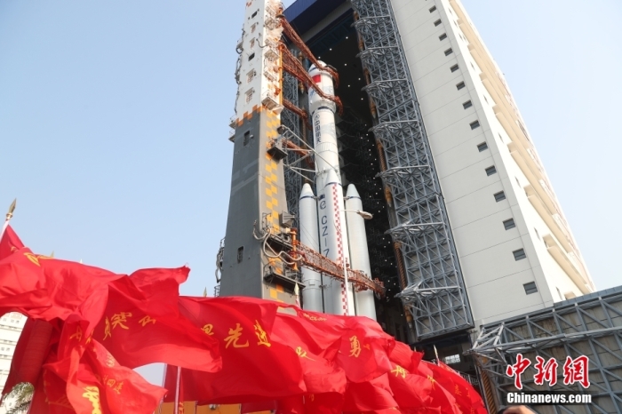 圖為轉(zhuǎn)運(yùn)現(xiàn)場。攝影 邱立軍 黃國暢