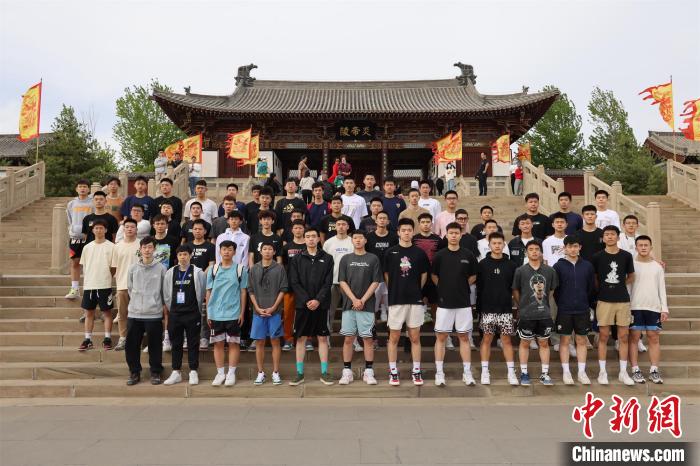 比賽結(jié)束后，兩岸學(xué)生參訪高平炎帝陵?！≈鬓k方供圖