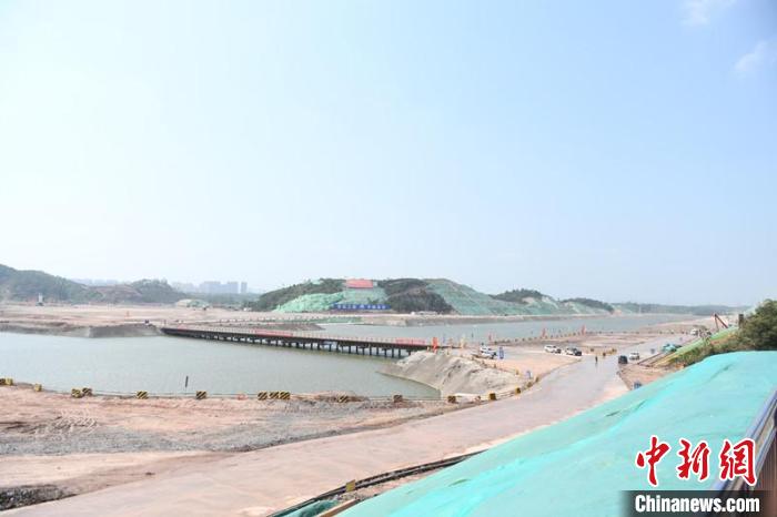 圖為平陸運(yùn)河青年樞紐工程項(xiàng)目現(xiàn)場(chǎng)?！×趾?攝