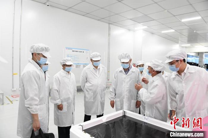 圖為蔡達(dá)峰一行在惠科電子(北海)科技產(chǎn)業(yè)園調(diào)研?！×趾?攝