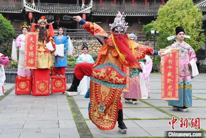 “00后”戲曲演員在楓香瑤寨表演溆浦辰河目連戲?！钊A峰 攝