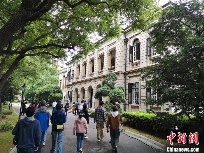 新階層人士參觀英國駐滬領(lǐng)事館?！》队畋?攝