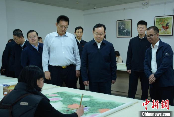 致公黨中央主席蔣作君近日率調(diào)研組赴山東開展重點(diǎn)考察調(diào)研。圖為在菏澤市巨野縣書畫院調(diào)研?！五?攝