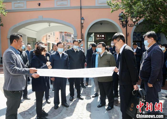 致公黨中央主席蔣作君近日率調(diào)研組赴天津開展重點(diǎn)考察調(diào)研。圖為在佛羅倫薩小鎮(zhèn)調(diào)研?！⒖∩n 攝