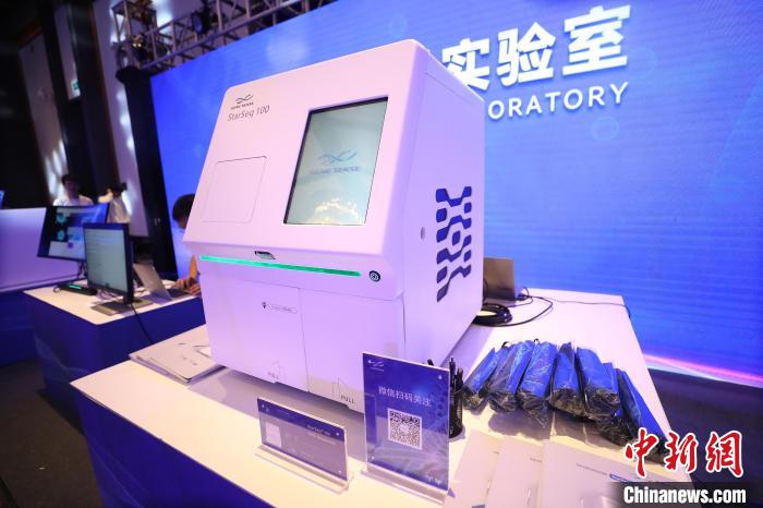 圖為發(fā)布會(huì)上展示的科技產(chǎn)品。 雷鍵 攝