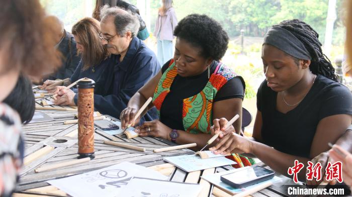 外交官們體驗(yàn)嘉定竹刻?！∪A東師范大學(xué)供圖