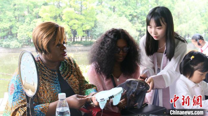 外交官們體驗(yàn)做團(tuán)扇?！∪A東師范大學(xué)供圖