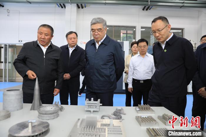 民進(jìn)中央常務(wù)副主席朱永新率調(diào)研組赴四川開展重點(diǎn)考察調(diào)研。圖為在四川工程職業(yè)技術(shù)學(xué)院考察調(diào)研。　民進(jìn)中央供圖