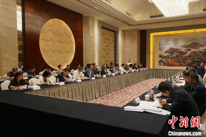 民進(jìn)中央主席蔡達(dá)峰近日率調(diào)研組赴江蘇開展重點(diǎn)考察調(diào)研。圖為在調(diào)研座談會現(xiàn)場。　民進(jìn)中央供圖