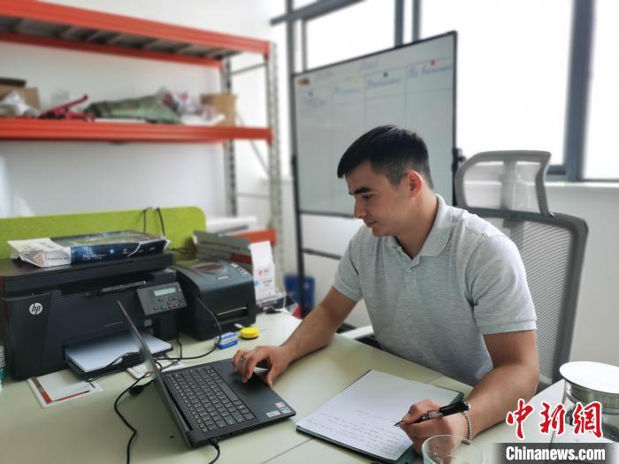 李浩宇正在辦公。　黨田野 攝