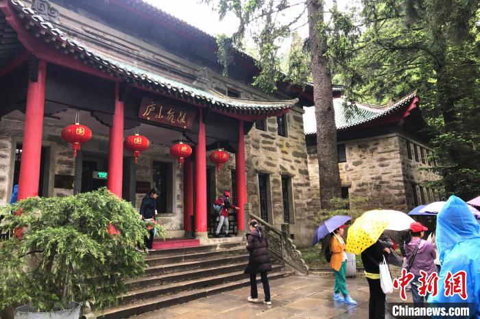圖為在廬山抗戰(zhàn)博物館外，有不少等待參觀的游客?！蛆i泉 攝