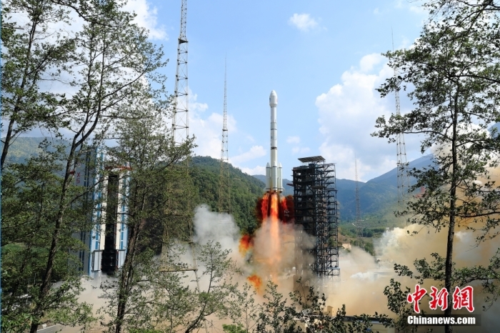 5月17日10時49分，我國在西昌衛(wèi)星發(fā)射中心用長征三號乙運載火箭，成功發(fā)射第五十六顆北斗導航衛(wèi)星。該衛(wèi)星屬地球靜止軌道衛(wèi)星，是我國北斗三號工程的首顆備份衛(wèi)星。入軌并完成在軌測試后，將接入北斗衛(wèi)星導航系統(tǒng)。此次發(fā)射是北斗三號工程高密度組網(wǎng)之后，時隔3年的首發(fā)任務。楊志遠 攝