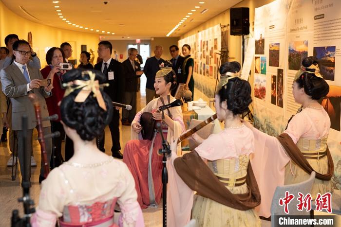 當(dāng)?shù)貢r間5月19日，中國常駐聯(lián)合國代表團、中國文化和旅游部、泉州市人民政府在紐約聯(lián)合國總部聯(lián)合舉辦“茶和天下·雅集”主題展覽和招待會。圖為展覽現(xiàn)場泉州南音表演。 <a target='_blank' href='/' _fcksavedurl='/'><p  align=