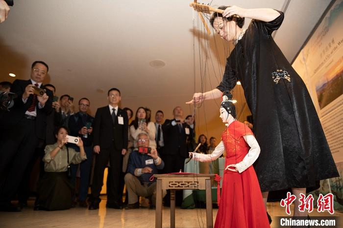 當(dāng)?shù)貢r間5月19日，中國常駐聯(lián)合國代表團、中國文化和旅游部、泉州市人民政府在紐約聯(lián)合國總部聯(lián)合舉辦“茶和天下·雅集”主題展覽和招待會。圖為展覽表演泉州提線木偶寫書法。 <a target='_blank' href='/' _fcksavedurl='/'><p  align=