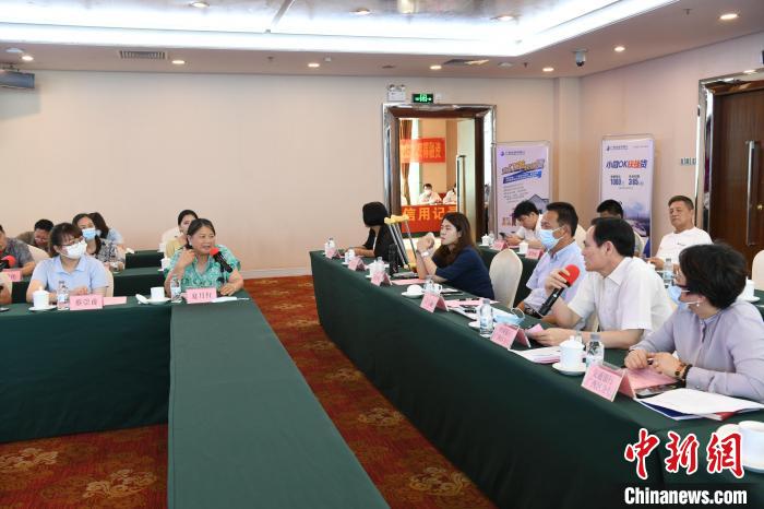 圖為中國(guó)銀行廣西分行代表在回應(yīng)桂林歸義生態(tài)農(nóng)業(yè)有限公司總經(jīng)理夏月紅的貸款需求?！∈Y雪林 攝