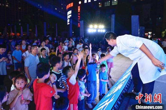 2023年鷹潭市“好奇心”科普節(jié)吸引了不少孩子踴躍參與?！≈鬓k方 供圖