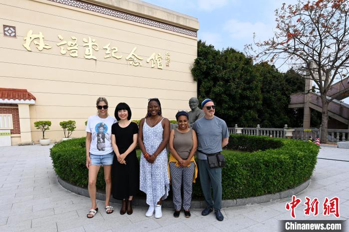 代表團(tuán)成員參訪林語堂紀(jì)念館?！埥鸫?攝