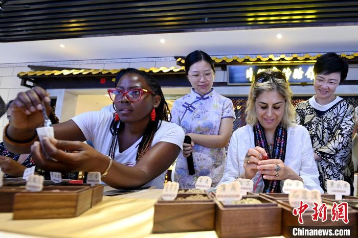 代表團(tuán)成員在片仔癀博物館內(nèi)制作中藥配方香囊?！埥鸫?攝