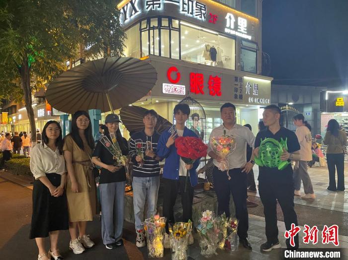 在東陽橫店，宣講團(tuán)導(dǎo)師、成員與橫店演員(右三)合影?！?東陽市融媒體中心 供圖