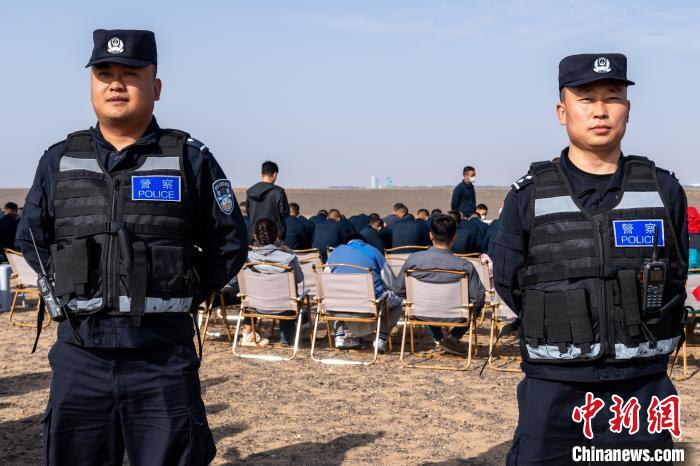 圖為承擔(dān)神舟十六號(hào)載人飛船安保任務(wù)的移民管理警察。　牛鑫 攝