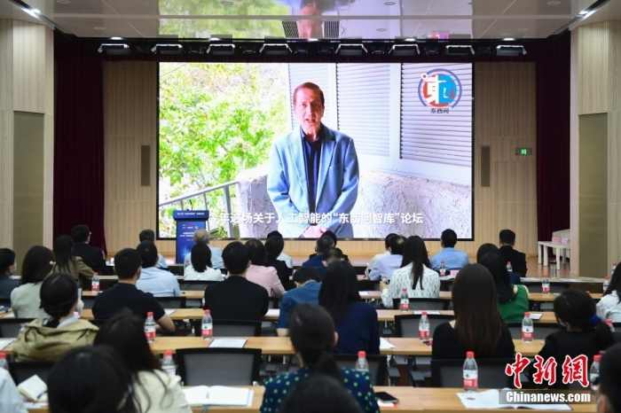 5月30日，<a target='_blank' href='/'>中新社</a>第二屆“東西問智庫”主題論壇在北京舉行，多位中外專家圍繞“AI革命與文明進(jìn)化”展開討論。圖為美國加州理工學(xué)院電氣工程和計(jì)算機(jī)科學(xué)教授、人工智能專家亞瑟·阿布-穆斯塔法通過視頻在論壇上作主旨演講。<a target='_blank' href='/'>中新社</a>記者 田雨昊 攝