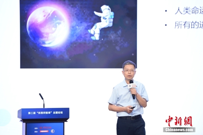 5月30日，<a target='_blank' href='/'>中新社</a>第二屆“東西問智庫”主題論壇在北京舉行，多位中外專家圍繞“AI革命與文明進(jìn)化”展開討論。圖為北京大學(xué)新聞與傳播學(xué)院教授胡泳在論壇上作主旨演講。<a target='_blank' href='/'>中新社</a>記者 田雨昊 攝