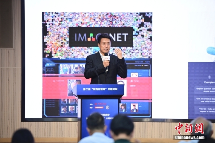 5月30日，<a target='_blank' href='/'>中新社</a>第二屆“東西問智庫”主題論壇在北京舉行，多位中外專家圍繞“AI革命與文明進(jìn)化”展開討論。圖為商湯智能產(chǎn)業(yè)研究院創(chuàng)始院長(zhǎng)田豐在論壇上作主旨演講。<a target='_blank' href='/'>中新社</a>記者 田雨昊 攝