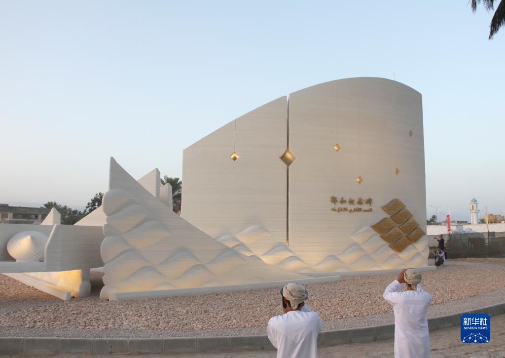 這是5月30日在阿曼第二大城市塞拉萊拍攝的鄭和碑。新華社記者 汪強(qiáng) 攝