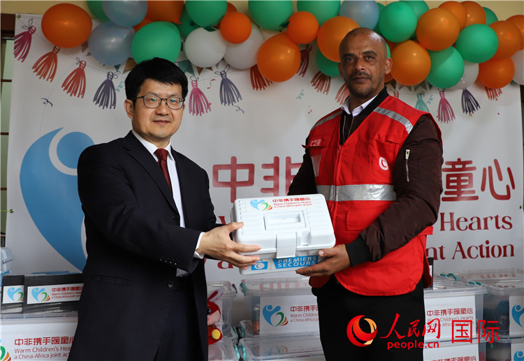 李健大使向孤兒院負責人移交捐贈物資。人民網(wǎng)記者 王傳寶攝
