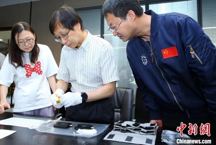 科研人員查看隨神舟十五號返回地面的空間科學實驗樣品?！≈锌圃嚎臻g應用中心 供圖