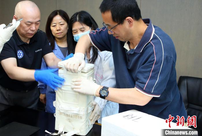 科研人員查看隨神舟十五號返回地面的空間科學實驗樣品?！≈锌圃嚎臻g應用中心 供圖