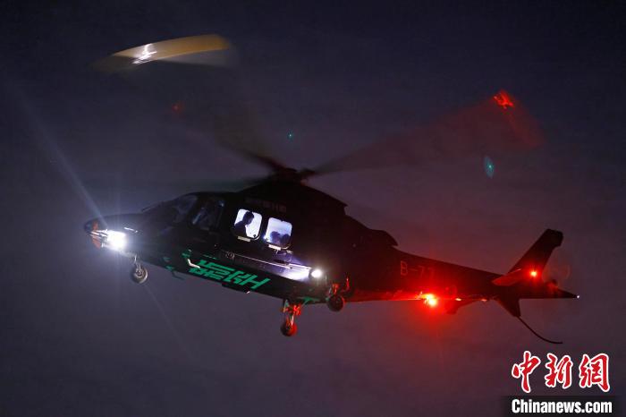 6月3日晚，游客乘坐上海新空直升機(jī)有限公司直升機(jī)開啟鳥瞰黃浦江空中圓夢之旅?！∫罅⑶?攝