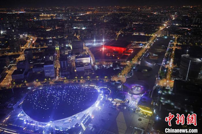 6月3日晚，鳥瞰上海黃浦江兩岸城市夜景。　殷立勤 攝