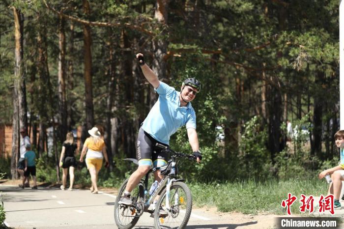 當(dāng)?shù)貢r(shí)間4日，哈外交部副部長羅曼·瓦西連科在騎行活動(dòng)中?！喰琶貢幑﹫D