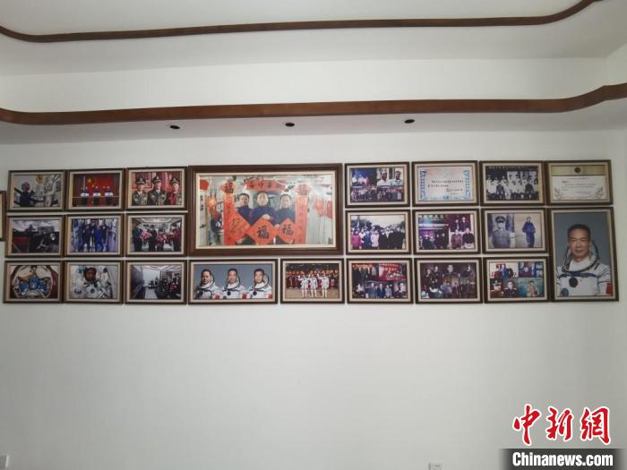 家中的照片墻上，新增了費(fèi)俊龍此次飛天的照片。　鐘升 攝