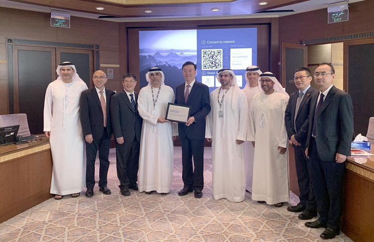 圖為阿布扎比陸上石油公司代表向中企頒發(fā)6600萬安全工時(shí)證書。中國石油工程建設(shè)有限公司供圖