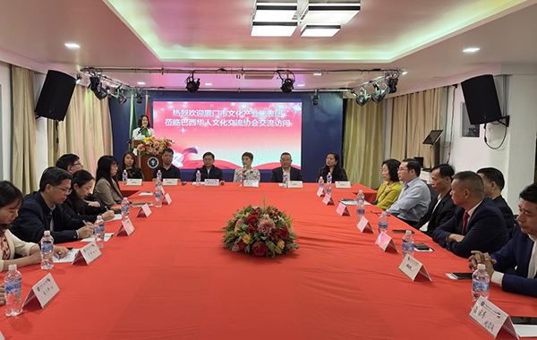 當(dāng)?shù)貢r(shí)間6月11日，由廈門市委常委、宣傳部部長(zhǎng)吳子?xùn)|率領(lǐng)的廈門市文化產(chǎn)業(yè)代表團(tuán)來到巴西華人文化交流協(xié)會(huì)會(huì)館交流訪問，與里約熱內(nèi)盧僑界舉行座談。謝照攝