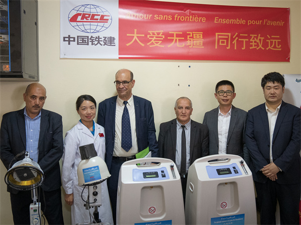 中國鐵建阿爾及利亞公司向當(dāng)?shù)蒯t(yī)院捐贈醫(yī)療物資。鐵建國際供圖