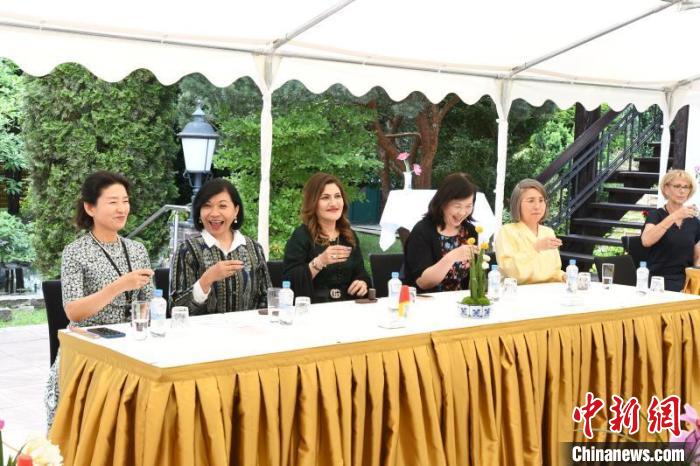 圖為嘉賓品味烏龍茶?！“亓种袊?guó)文化中心供圖。