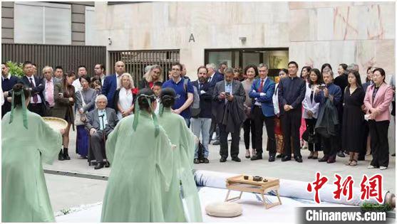 嘉賓觀看茶舞表演?！⌒抨柺形麄鞑抗﹫D