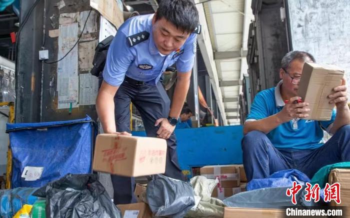 肥東縣公安局針對(duì)劇毒化學(xué)品和易制爆危險(xiǎn)化學(xué)品生產(chǎn)企業(yè)開(kāi)展安全檢查工作?！『戏示焦﹫D