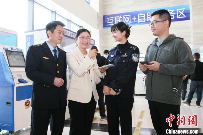 4月10日，安徽合肥，一家運(yùn)輸企業(yè)負(fù)責(zé)人在工作人員的指導(dǎo)下，使用小程序辦理車(chē)管業(yè)務(wù)?！『戏示焦﹫D