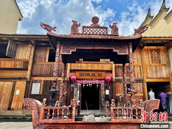 臺(tái)灣上趣開新團(tuán)隊(duì)入駐古田縣平湖鎮(zhèn)端上村，以“圓瑛法師故里”為主題打造愛國禪意村。　呂巧琴 攝