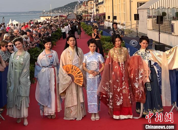 當(dāng)?shù)貢r(shí)間6月16日，2023年卡布爾電影節(jié)中國(guó)日活動(dòng)舉行?！≈鬓k方供圖