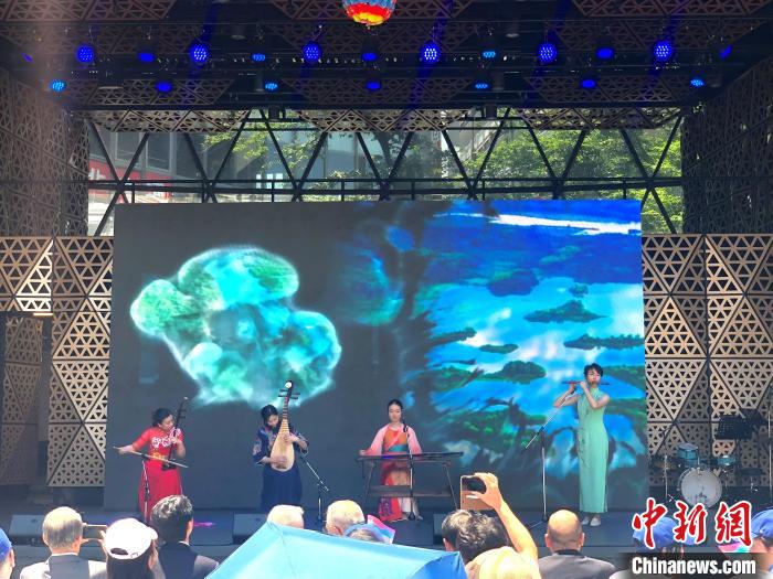 開(kāi)幕式上舞臺(tái)展演之一《水龍吟》?！≈袊?guó)駐東京旅游辦事處供圖